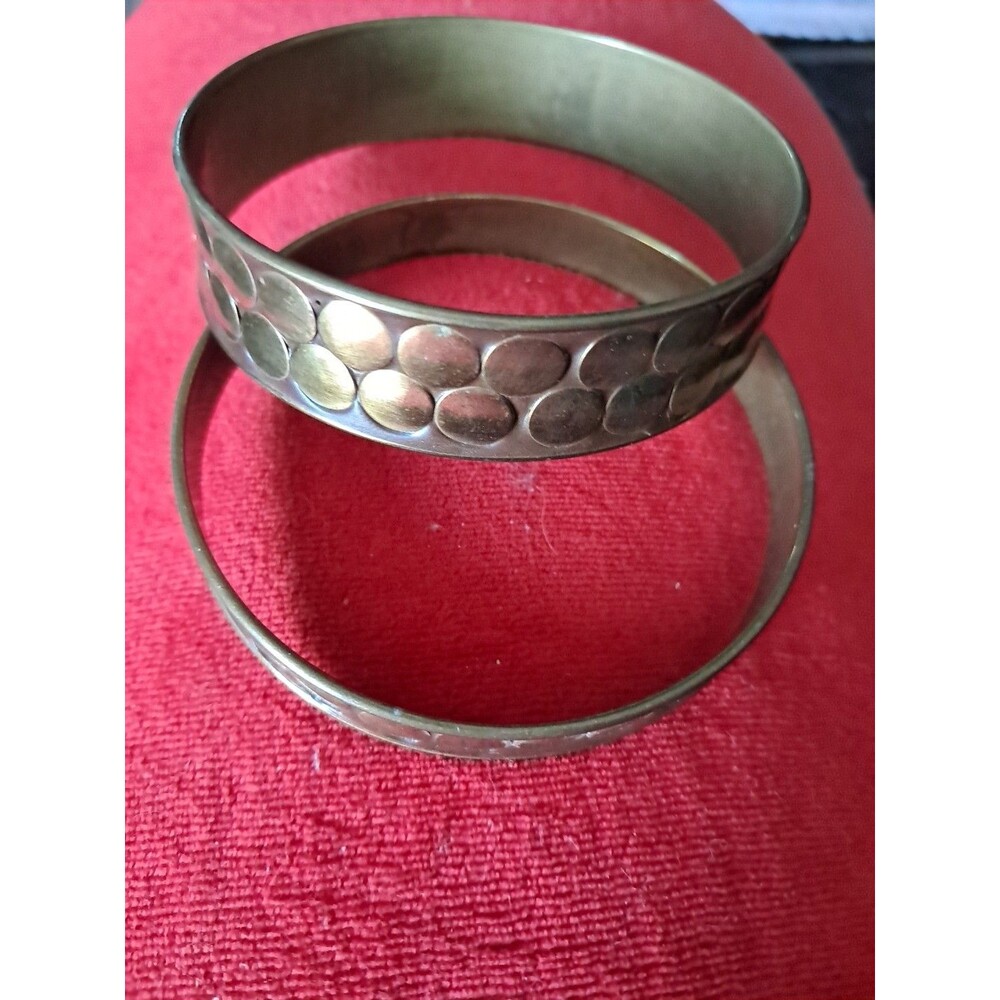 Set Of 2 Brass Bracelers With Raised Design